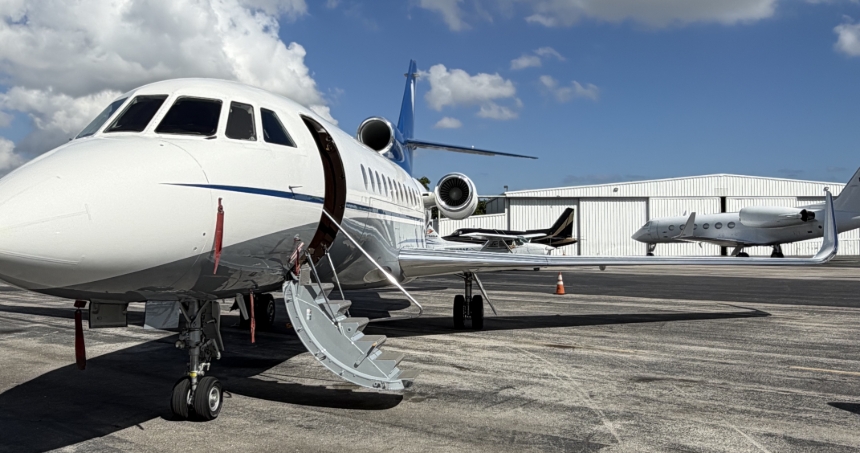 Falcon 900 1 of 3